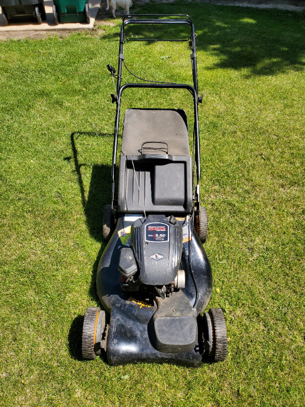YARDPRO 21 INCH CUT GAS POWERED LAWN MOWER AND BAGGER 4 YEAR OLD