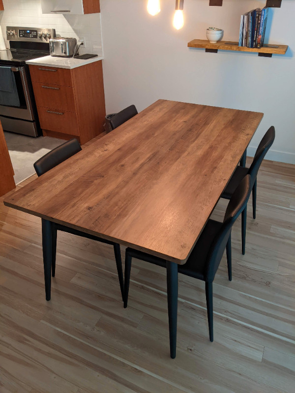 Table de salle a manger et chaises Table Nelson achetee chez