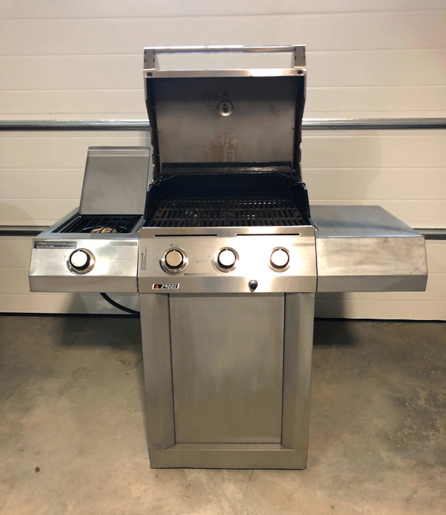 Centro propane BBQ with cover and full propane tank, Edmonton