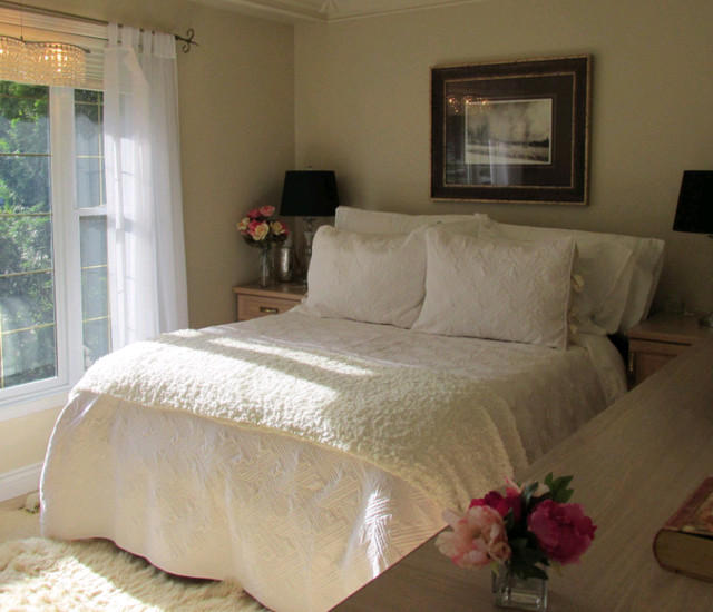 Queen size bedspread with two shams Off white queen size bedspread