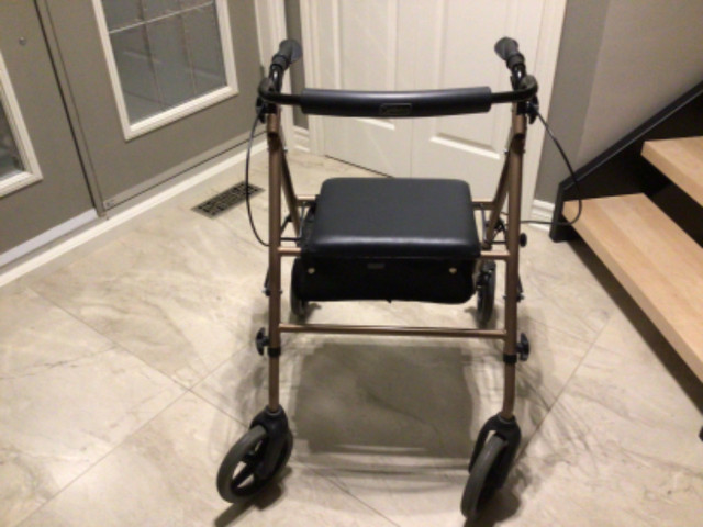 Deambulateur marchette fauteuil roulant avec rangement, Longueuil