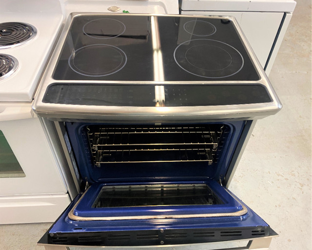 Cuisiniere encastrable INDUCTION ELECTROLUX Slide In Stove Range, City of Montréal ACIER