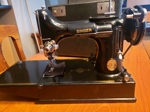 1940s Singer Featherweight 221 sewing machine, Ottawa | Arts ...