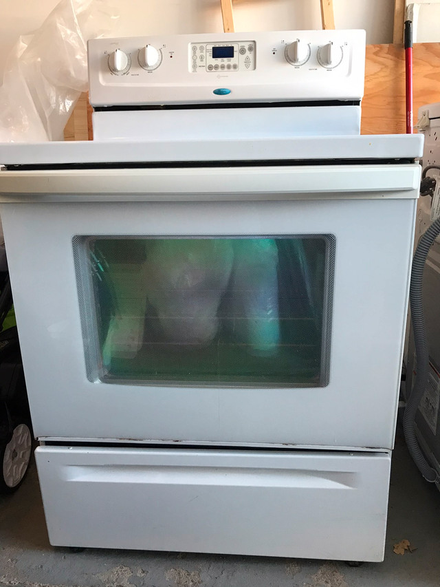 Cuisiniere et laveuse a vendre Cuisiniere en bon etat et qui