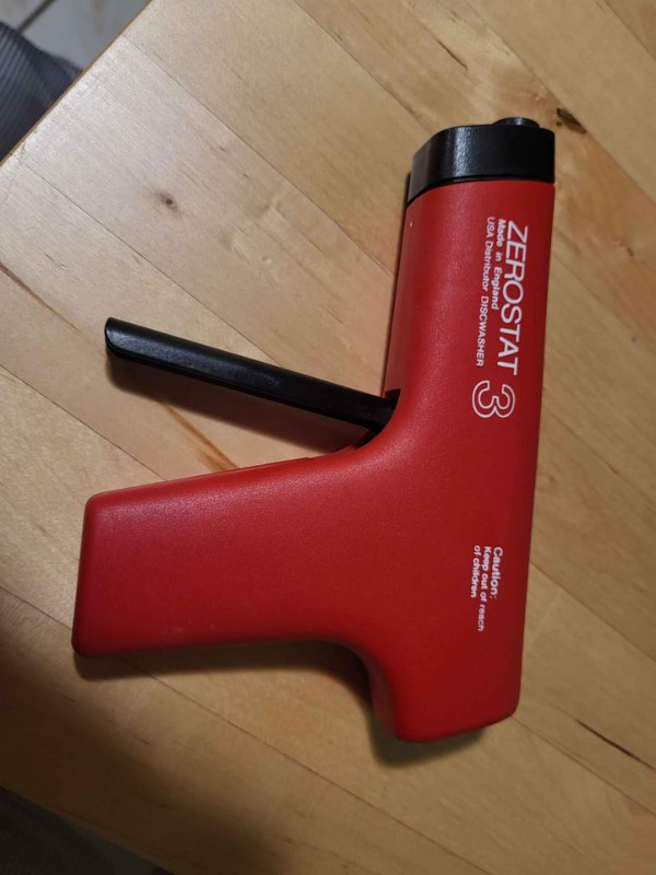 Zerostat 3 Anti Static Gun The DISCWASHER Zerostat 3 Anti Static Gun is designed to remove