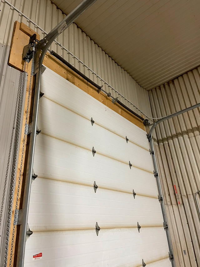 Porte de garage 12x14, Shawinigan Deux portes de garages blanches 12 pieds de largeur par 14