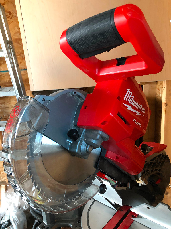Milwaukee M18 FUEL 10 Dual Bevel Sliding Compound Miter Saw Kit, Edmonton New Milwaukee 2734