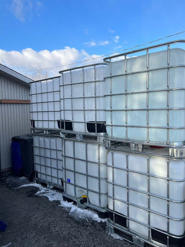 Reservoirs plastiques 1000 litres contenants Totes, Laval / North Shore ...