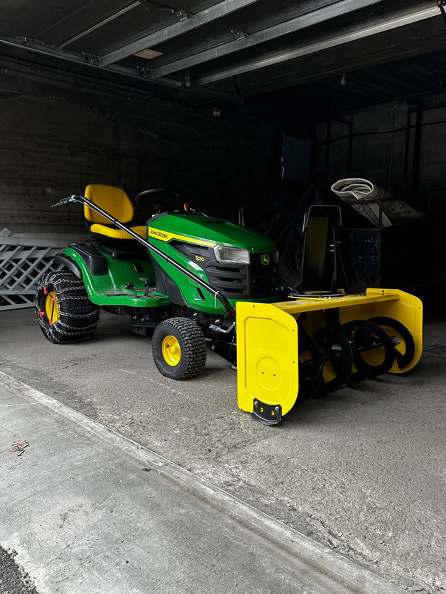 Souffleuse a neige autoportee John Deere, City of Montréal Parfaite pour degager les grandes Souffleuse a neige autoportee John Deere, City of Montréal Parfaite pour degager les grandes