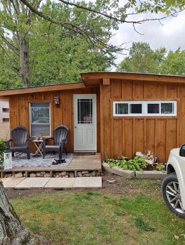 Cozy Trailer Converted Into a Cabin A really cozy cottage conversion