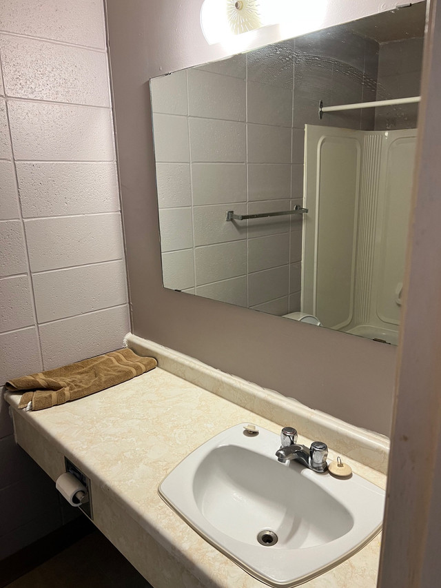 Entwistle motel room for rent, St. Albert Motel room with private