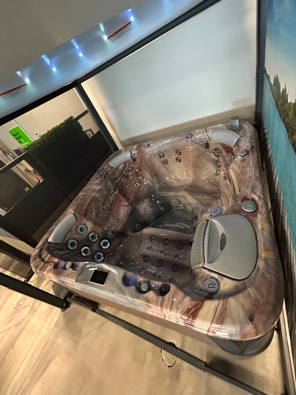 Scratch Dent Hot Tubs, Oshawa / Durham Region Floor modelsDemo