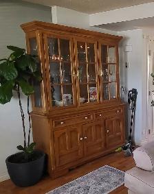 Quality, well-kept, excellent condition, China cabinet