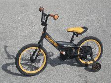 MUST SELL LITTLE BOY'S 16' TREK JET BIKE WITH TRAINING WHEELS!