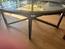 OVAL COFFEE TABLE w/GLASS TOP $40 obo