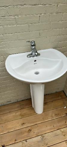 Pedestal bathroom sink