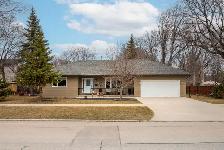 Cozy Custom-Built 2bdrm Bungalow w/ Oversized Dbl Att Garage!