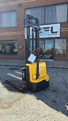 NEW Electric straddle stacker pallet stacker 138'