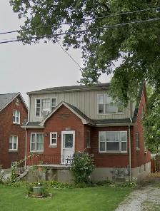 Beautiful 2 Bedroom   Den in Great Neighbourhood