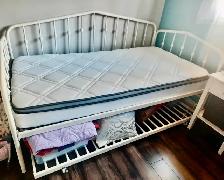 Daybed & mattress BOTH LIKE NEW in guest room