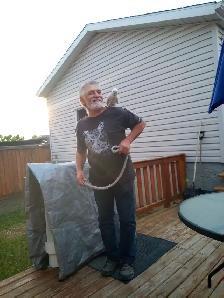 GENTLEMAN TRADESMAN WITH 2 BIRDS SEEKING SHARED ACCOMMODATIONS