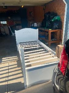 Bed frame single with 4 posts can be removed