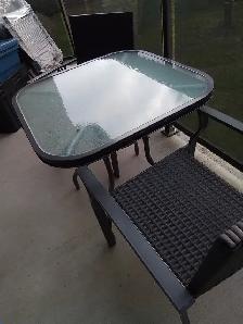 Table  dessus vitre et 2 chaises pour balcon/ terrasse