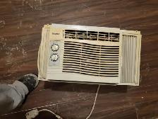 4000 BTU AIR CONDITION IN GOOD CONDITION COOLS 2BRM APT WELL