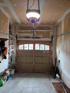 CHAMBERLAIN BUILT-IN CAMERA GARAGE DOOR OPENER WITH INSTALLATION