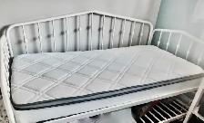 Daybed Like new with Newer mattress, Bedding & quilt are Free