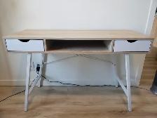 Desk in light pine (47'' x 19'')