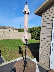 Parasol déporté avec base de béton