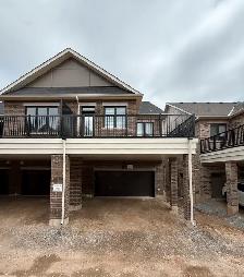 Spacious 3-Bedroom   loft Corner Lot Townhouse in Prime Oakville