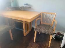 Mid Centrey 7 piece dinning room set with 3 sleaves.