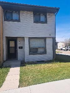 Beautiful 3 BHK Cnr unit Townhouse at Rundleson, Calgary N