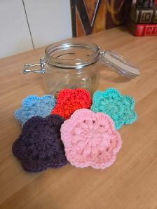 Jar with scrubbing pads