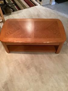 Coffee Table with Lift Top & Storage $100