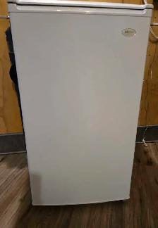 Sanyo Compact / Mini Refrigerator Fridge