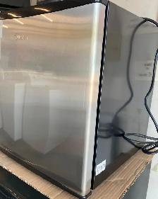 Midea 1.6 ft. Compact Energy Star Mini Fridge.