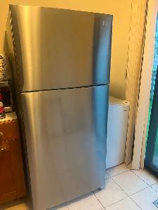 L2 Stainless Steel Top-Freezer Refrigerator (18.0 cu. ft.)