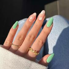 LOOKING For Nail & Lash Technician