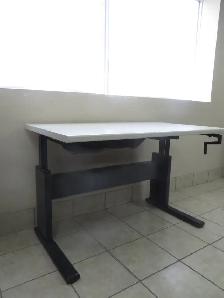 Adjustable Heigh Computer Desk