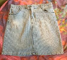 Denim skirt with pocket embroidery