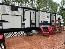 2021 Like New Crossroads Zinger 331BH Trailer on Seasonal Site