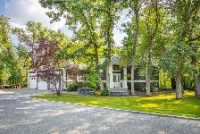 5bdrm Bungalow in East St Paul on 11acres w/ Triple Att Garage!