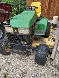 John Deere 445 Lawn Tractor