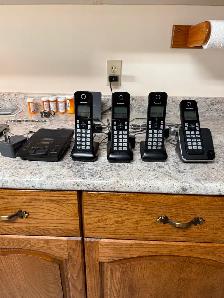 PANASONIC 4 PAC CORDLESS PHONES AND DIGITAL ANSWERING MACHINE