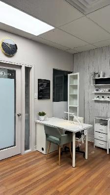 Espace de travail pour technicienne en pose d'ongles