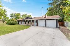 BUNGALOW 1775 SQ FT IN THE TOWN OF LAC DU BONNET! SS JUNE 21ST!