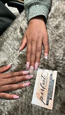 Hiring nails expert